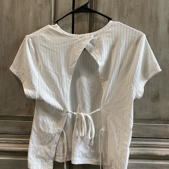 White top with back cut out - Picture 2 of 2